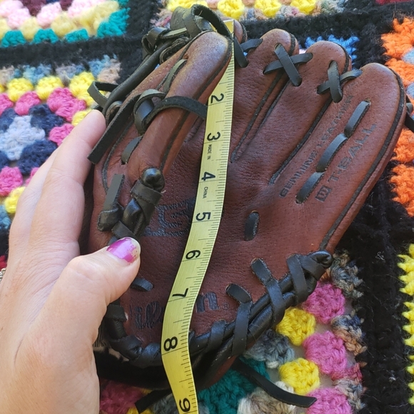 Wilson child sized T-ball glove - Picture 2 of 6